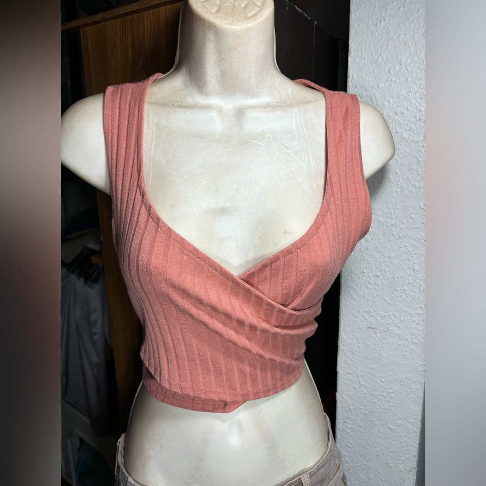 7 Day Wknd - Women's Size L Sleeveless V Neck salmon color Crop Top